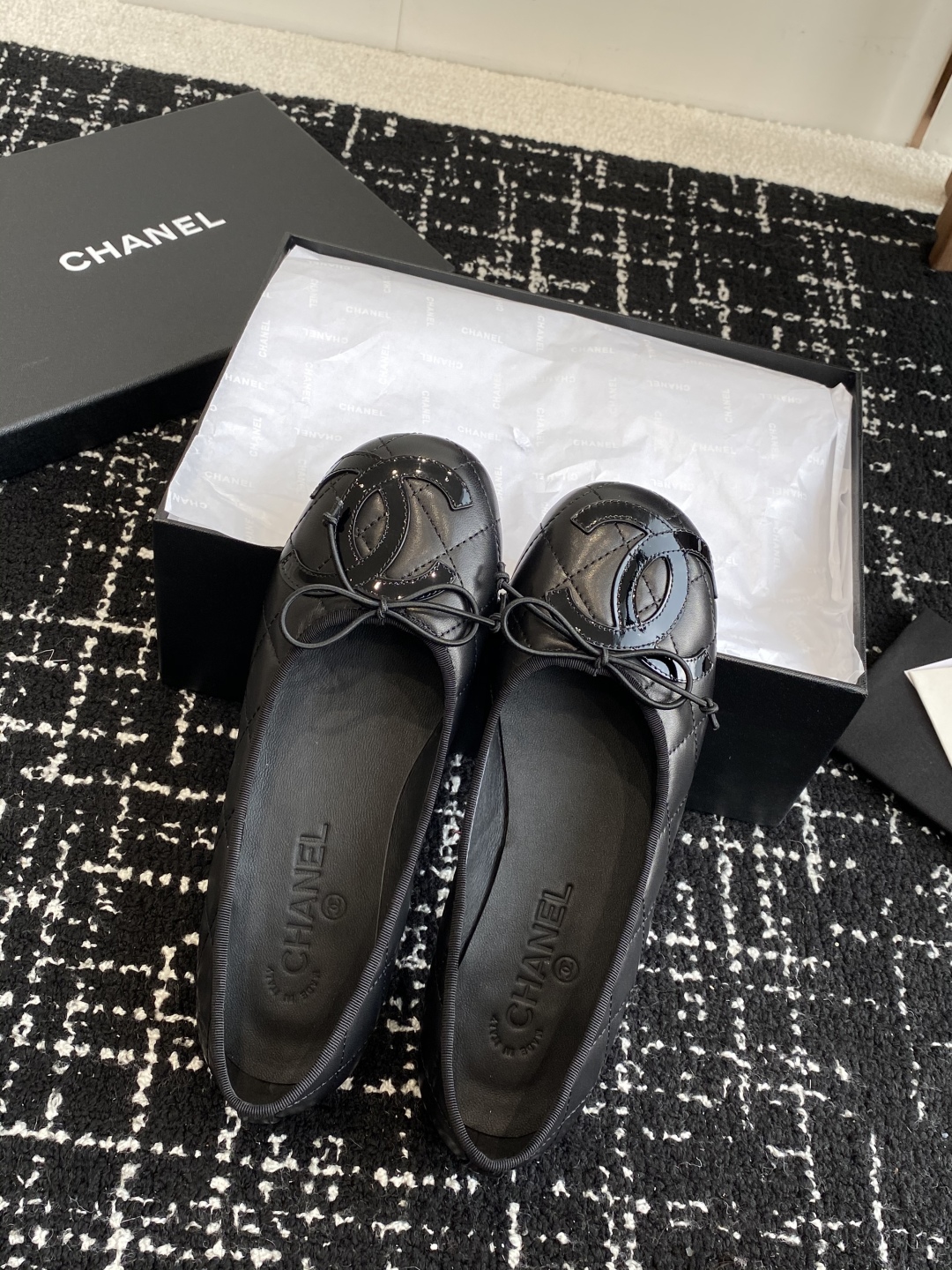 代购级
Chanel 25ss 春夏系列芭蕾舞鞋复古款来袭

非常火的大双C设计手工车线非常耗时耗力
独