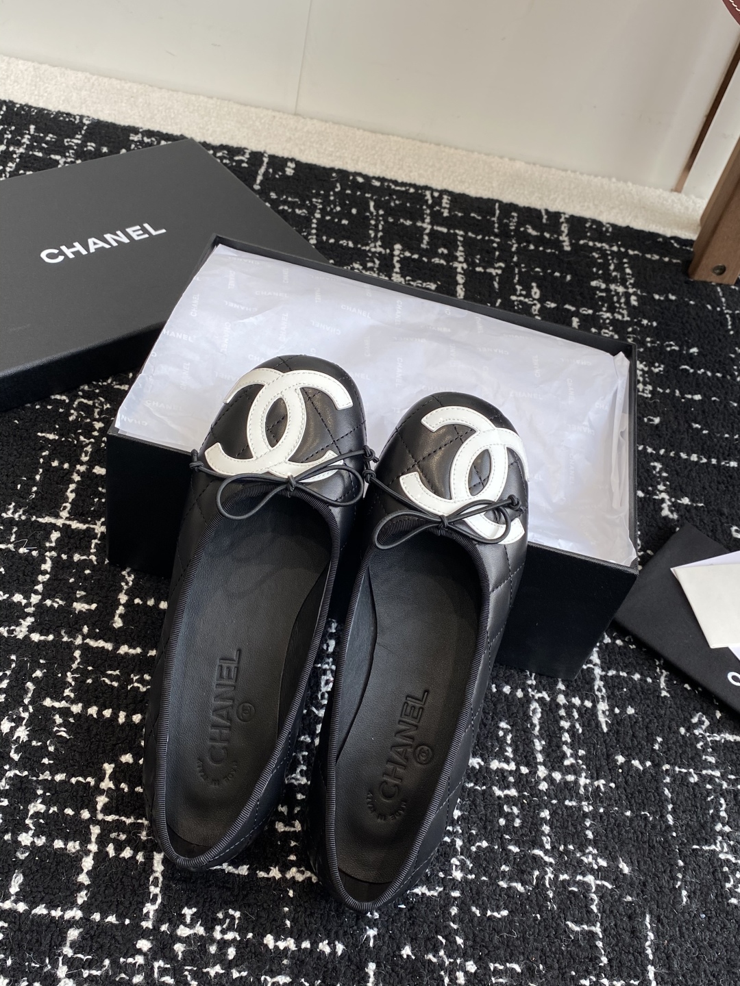 代购级
Chanel 25ss 春夏系列芭蕾舞鞋复古款来袭

非常火的大双C设计手工车线非常耗时耗力
独