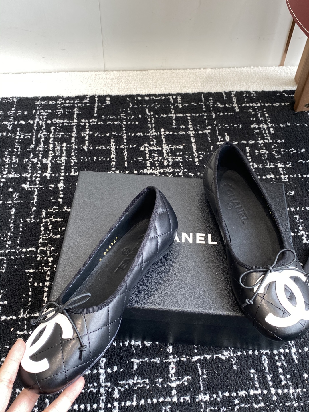 代购级
Chanel 25ss 春夏系列芭蕾舞鞋复古款来袭

非常火的大双C设计手工车线非常耗时耗力
独