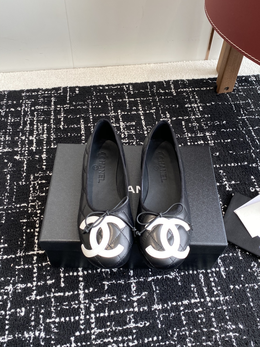 代购级
Chanel 25ss 春夏系列芭蕾舞鞋复古款来袭

非常火的大双C设计手工车线非常耗时耗力
独