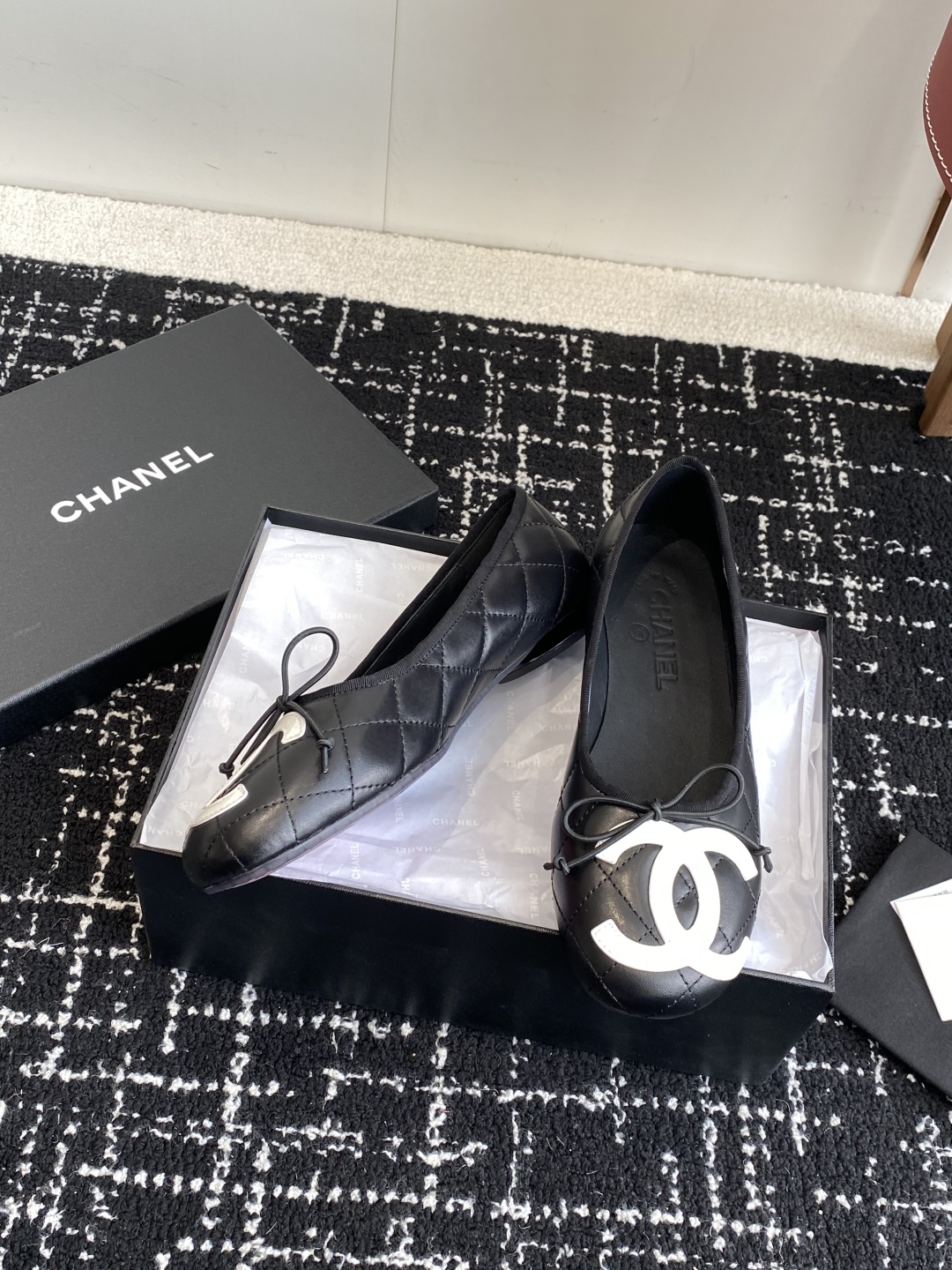 代购级
Chanel 25ss 春夏系列芭蕾舞鞋复古款来袭

非常火的大双C设计手工车线非常耗时耗力
独