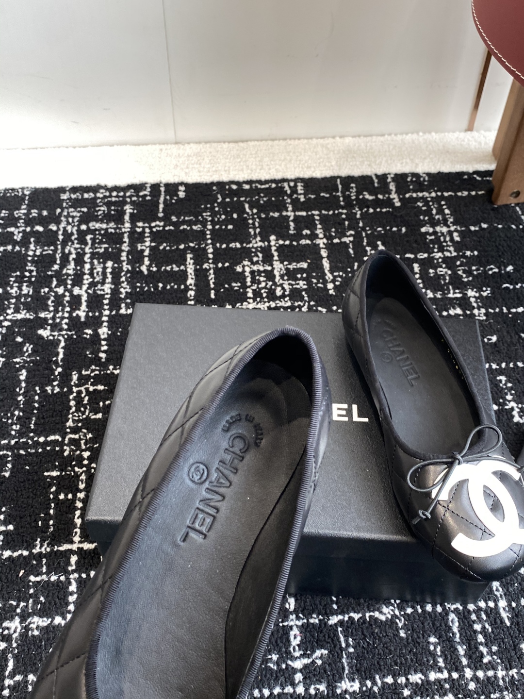 代购级
Chanel 25ss 春夏系列芭蕾舞鞋复古款来袭

非常火的大双C设计手工车线非常耗时耗力
独
