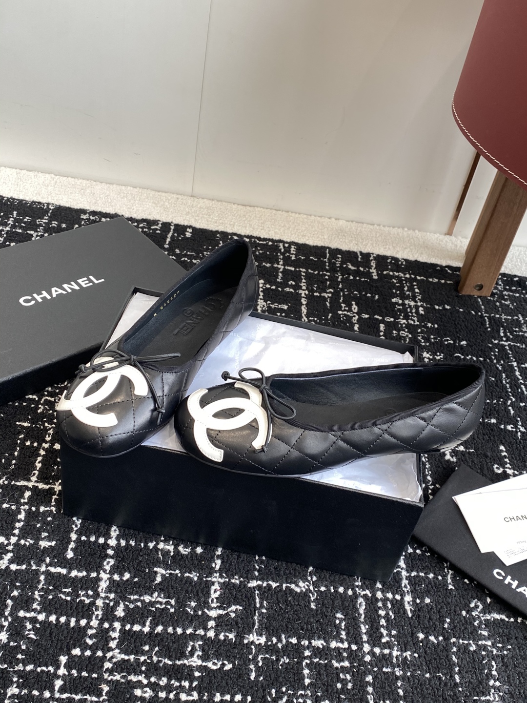 代购级
Chanel 25ss 春夏系列芭蕾舞鞋复古款来袭

非常火的大双C设计手工车线非常耗时耗力
独