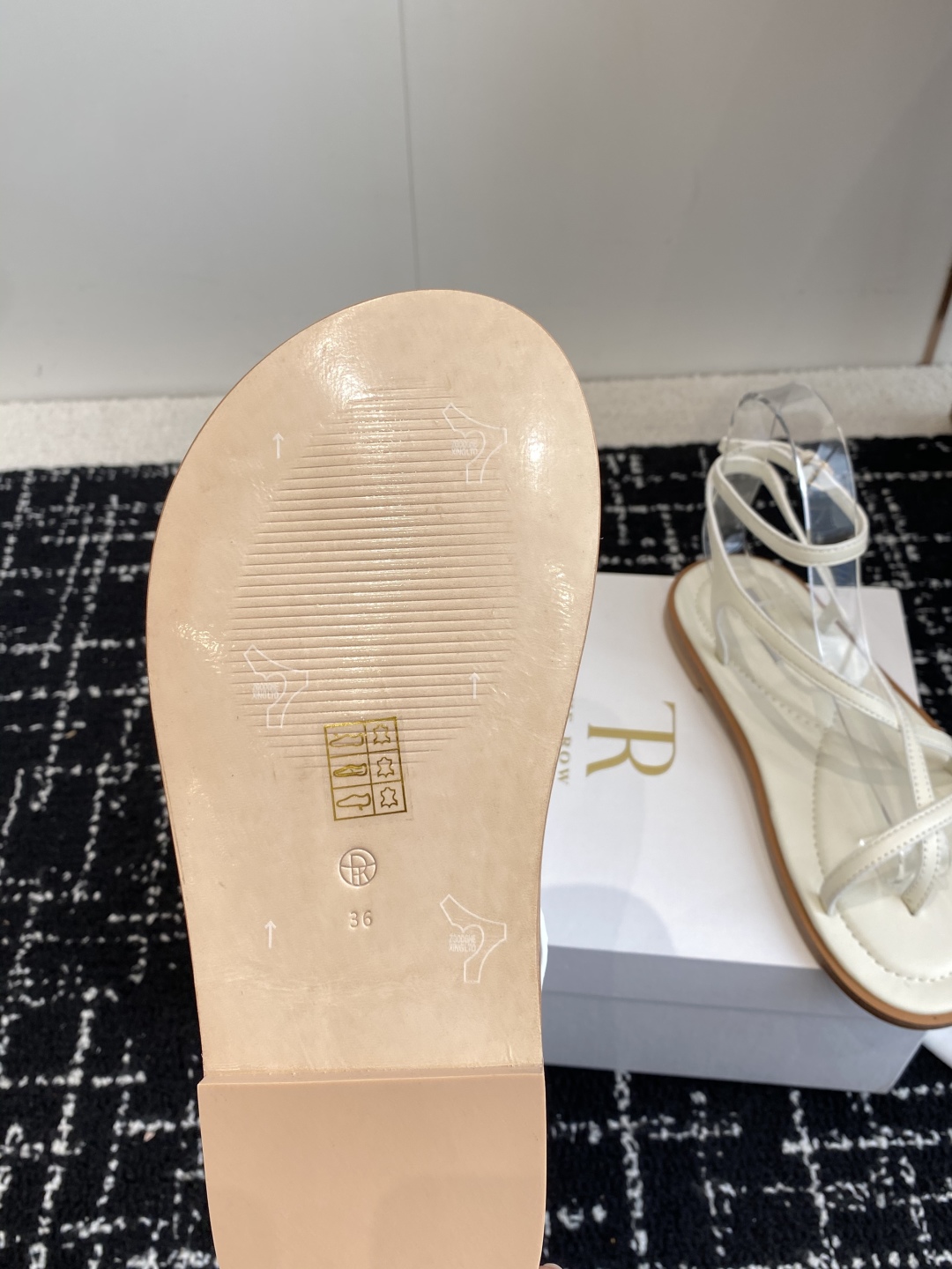 代购级
The Row 25ss 沙滩 凉鞋第一眼看到这个鞋子给人感觉很简单不起眼

其实上脚很好看，主