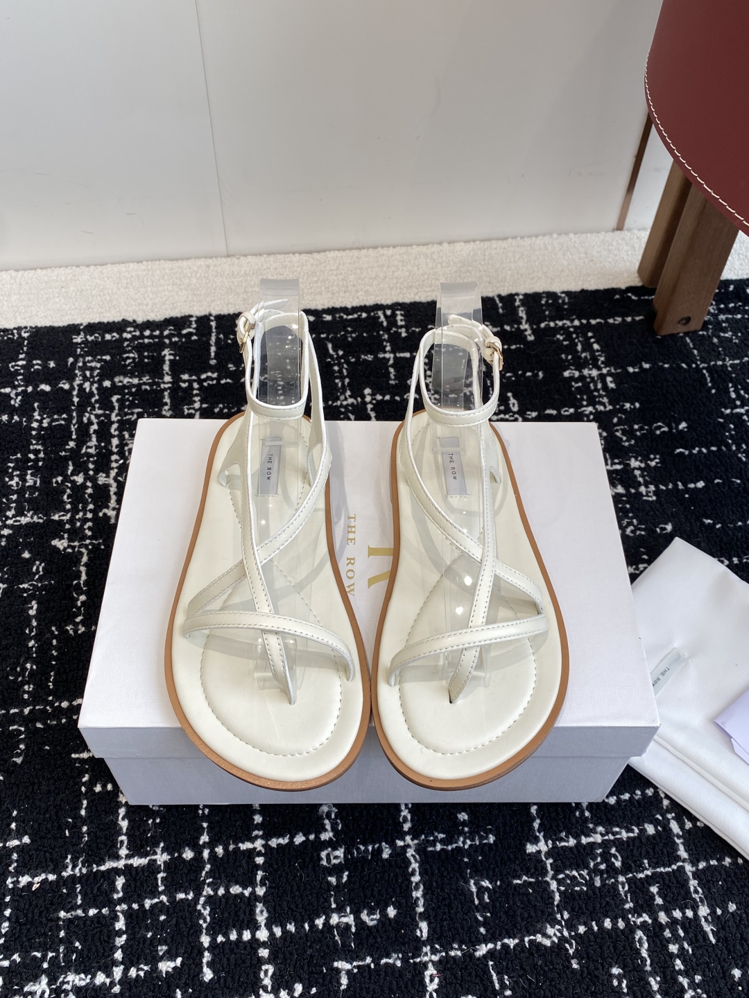 代购级
The Row 25ss 沙滩 凉鞋第一眼看到这个鞋子给人感觉很简单不起眼

其实上脚很好看，主