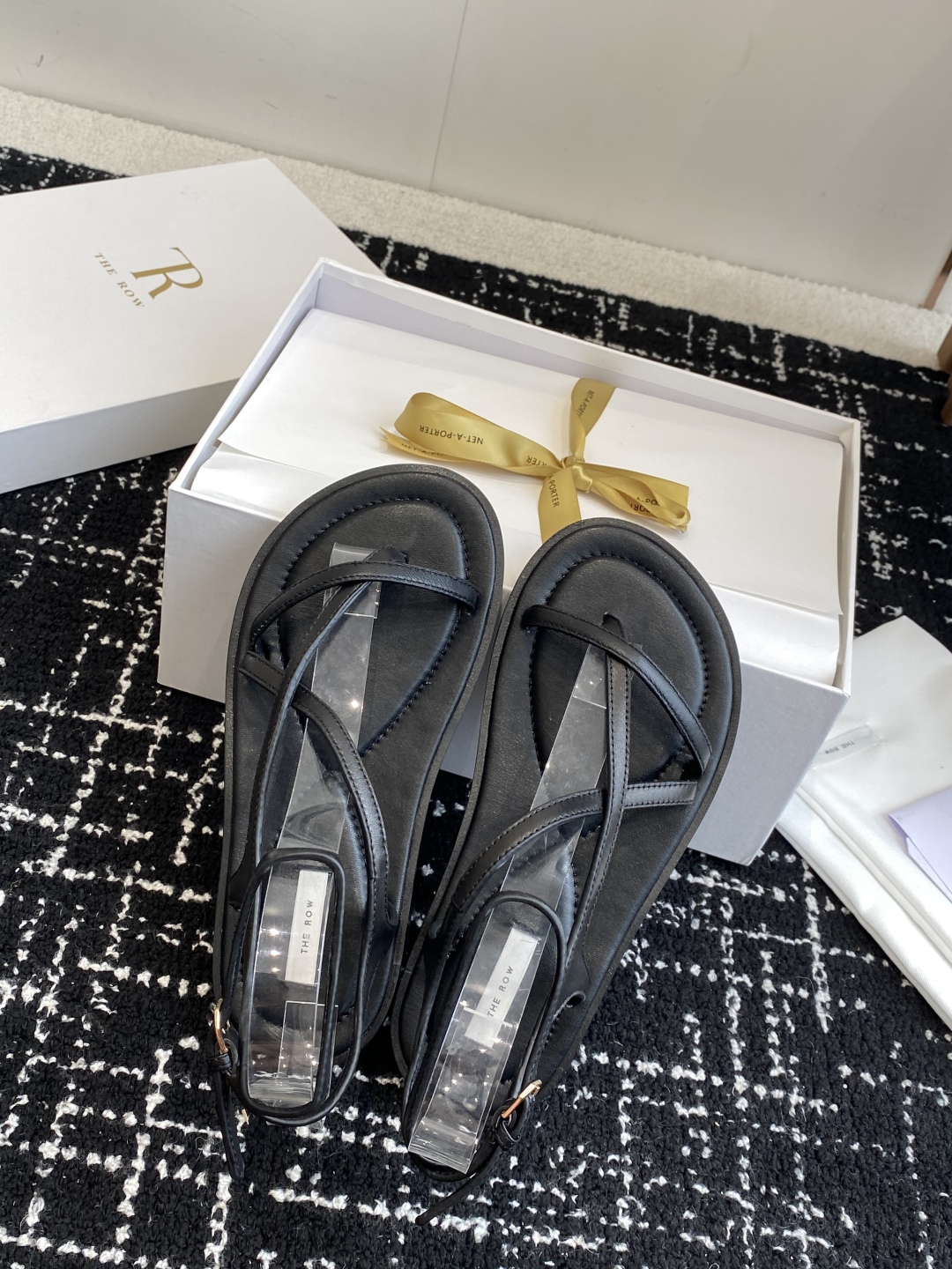代购级
The Row 25ss 沙滩 凉鞋第一眼看到这个鞋子给人感觉很简单不起眼

其实上脚很好看，主