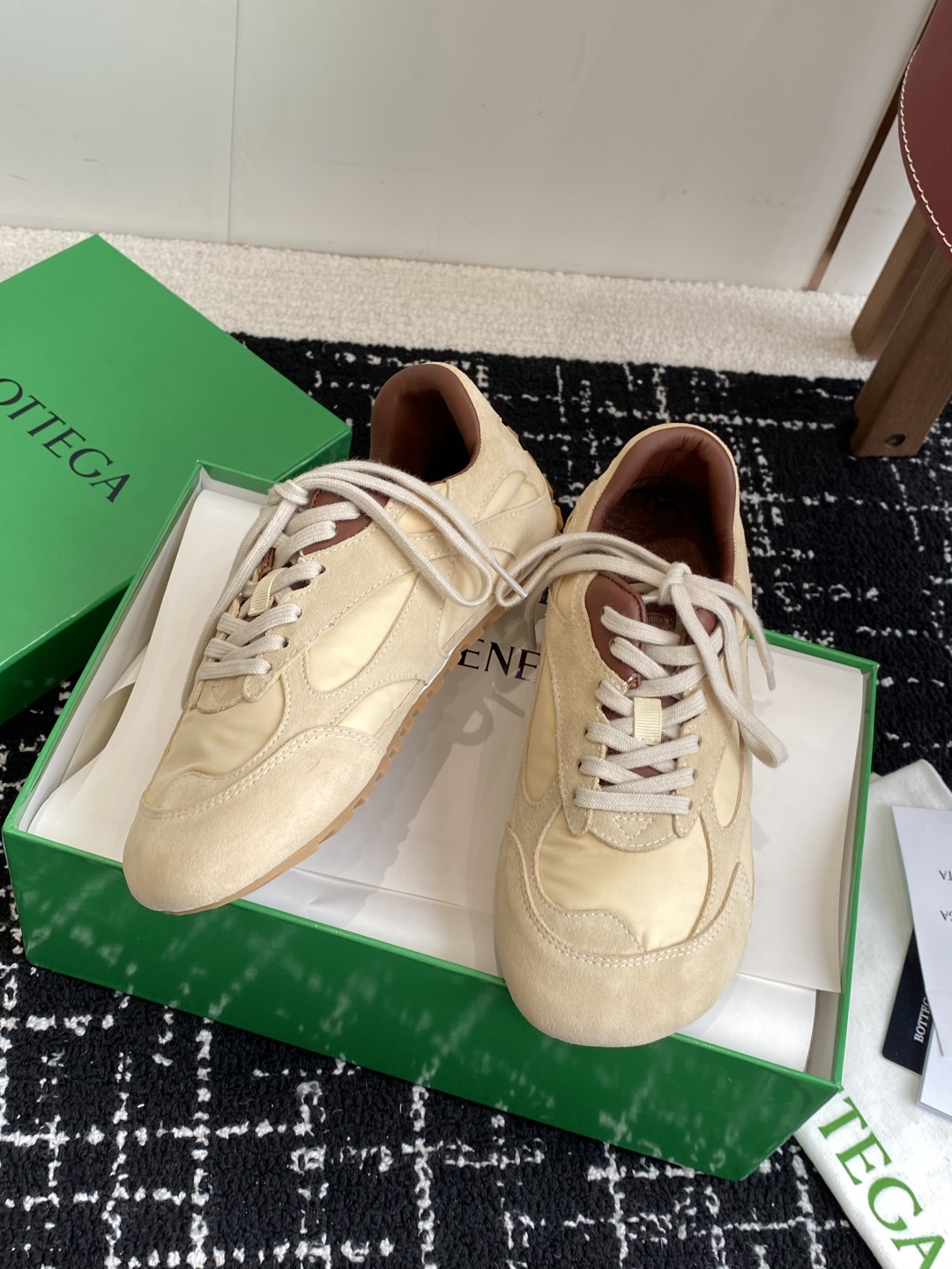 Bottega Veneta BV葆蝶家 25ss新款 阿甘鞋 德训运动鞋
Sneaker科技尼龙和绒面