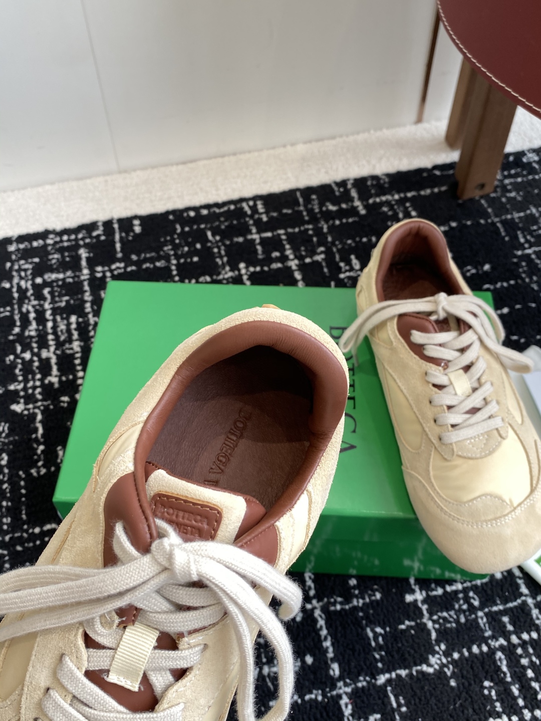 Bottega Veneta BV葆蝶家 25ss新款 阿甘鞋 德训运动鞋
Sneaker科技尼龙和绒面