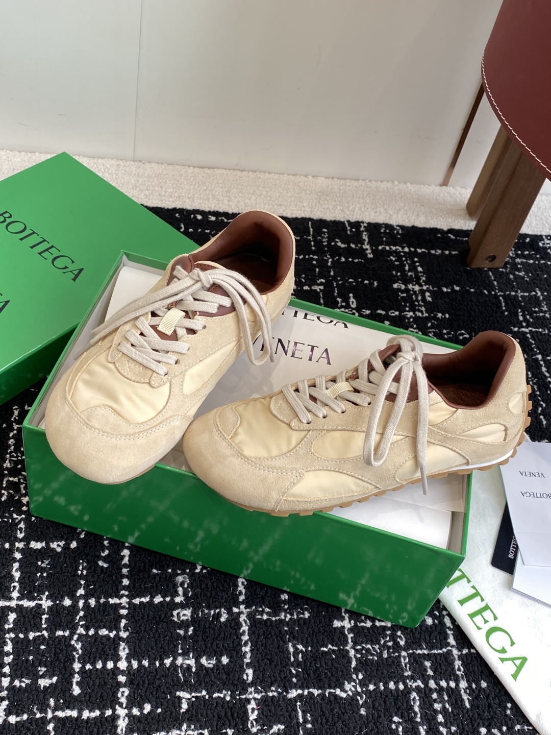 Bottega Veneta BV葆蝶家 25ss新款 阿甘鞋 德训运动鞋
Sneaker科技尼龙和绒面