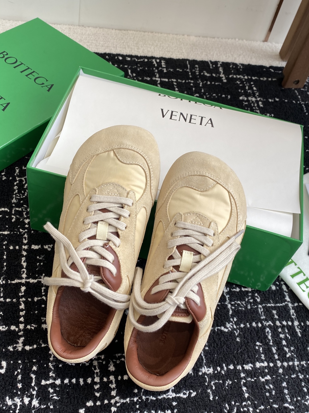 Bottega Veneta BV葆蝶家 25ss新款 阿甘鞋 德训运动鞋
Sneaker科技尼龙和绒面