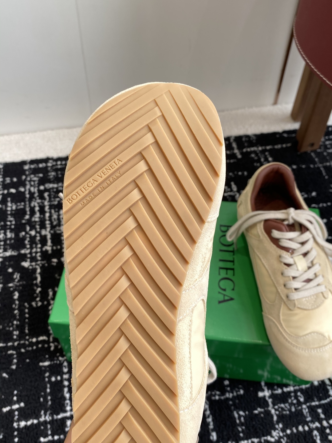 Bottega Veneta BV葆蝶家 25ss新款 阿甘鞋 德训运动鞋
Sneaker科技尼龙和绒面