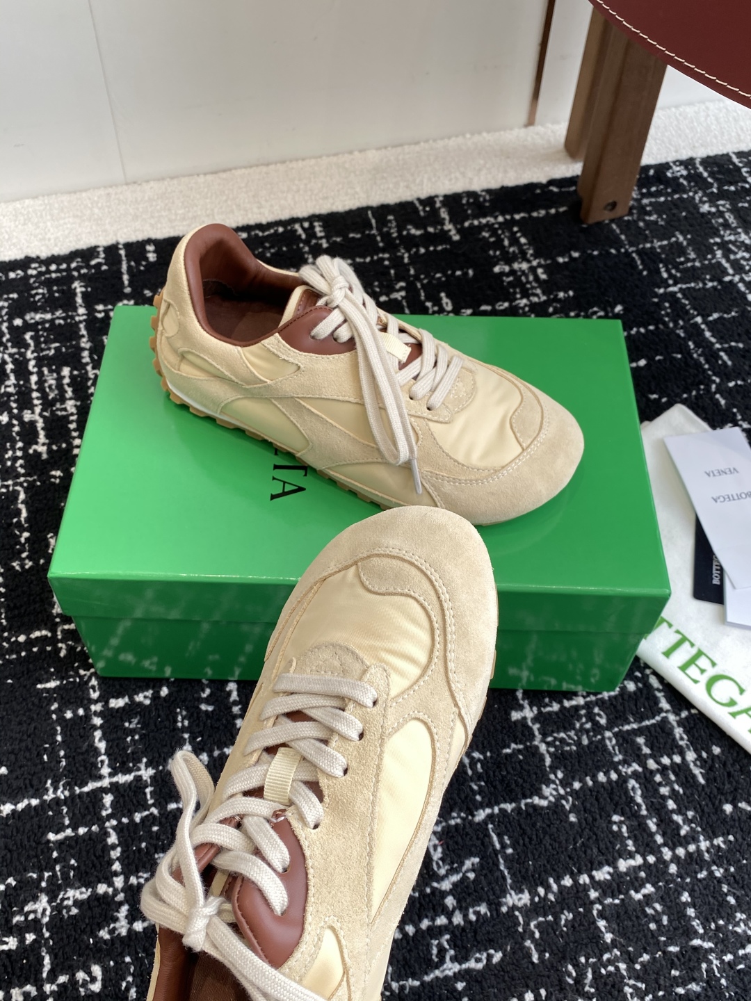 Bottega Veneta BV葆蝶家 25ss新款 阿甘鞋 德训运动鞋
Sneaker科技尼龙和绒面