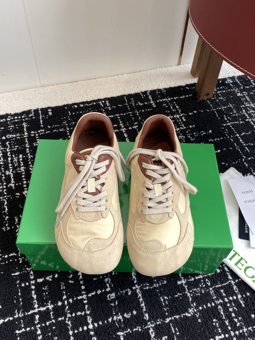 Bottega Veneta BV葆蝶家 25ss新款 阿甘鞋 德训运动鞋
Sneaker科技尼龙和绒面