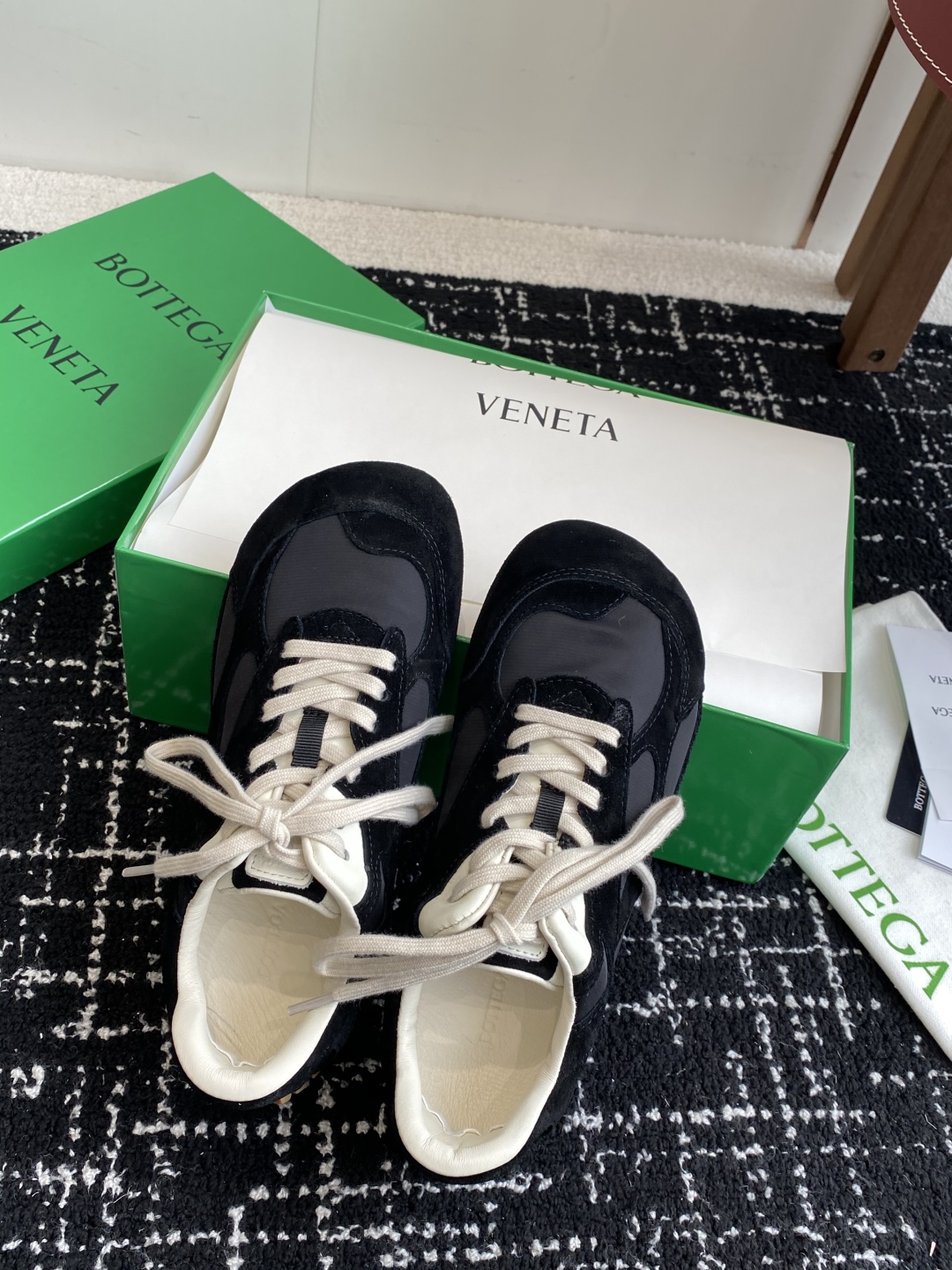 Bottega Veneta BV葆蝶家 25ss新款 阿甘鞋 德训运动鞋
Sneaker科技尼龙和绒面