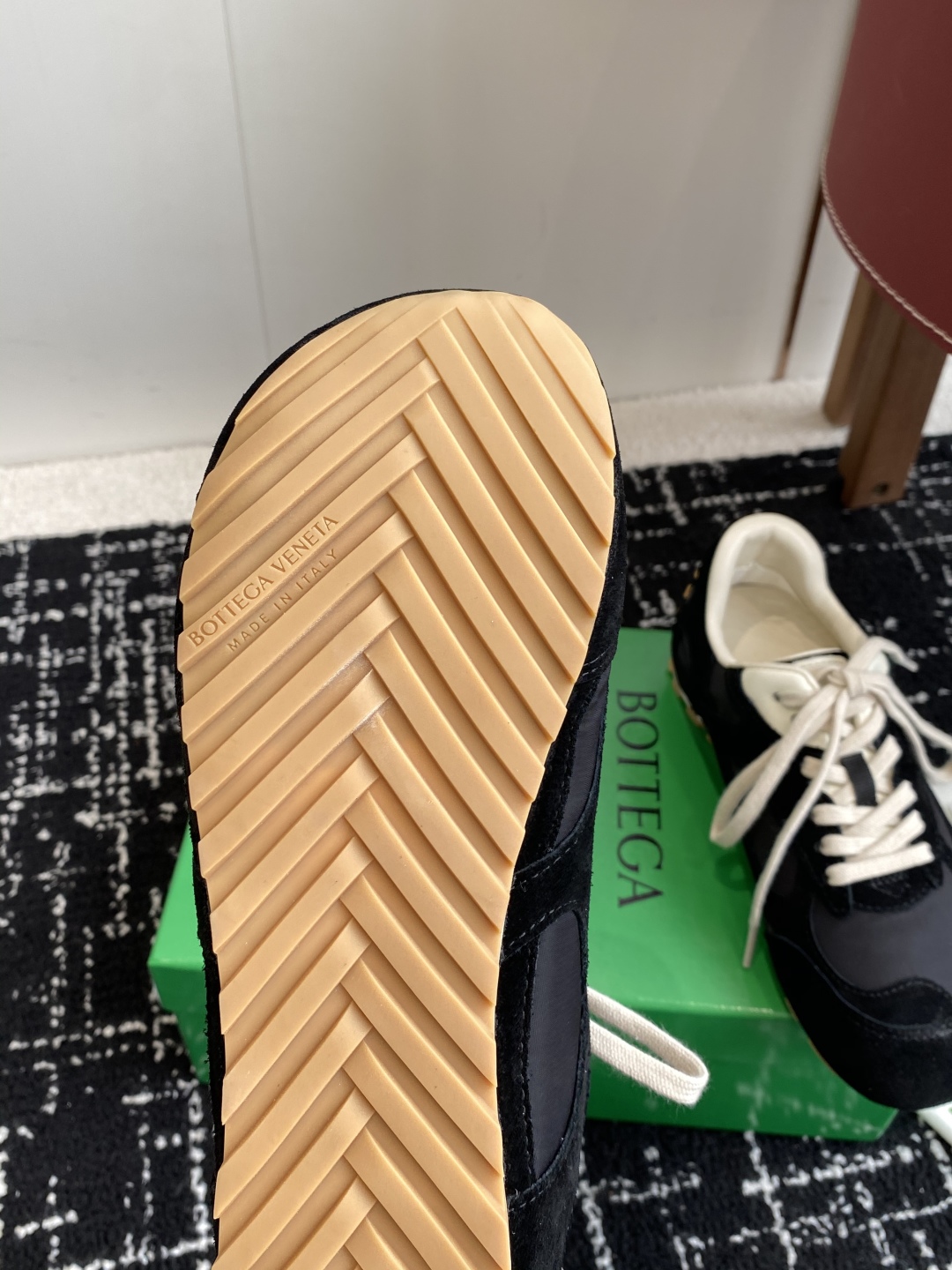 Bottega Veneta BV葆蝶家 25ss新款 阿甘鞋 德训运动鞋
Sneaker科技尼龙和绒面