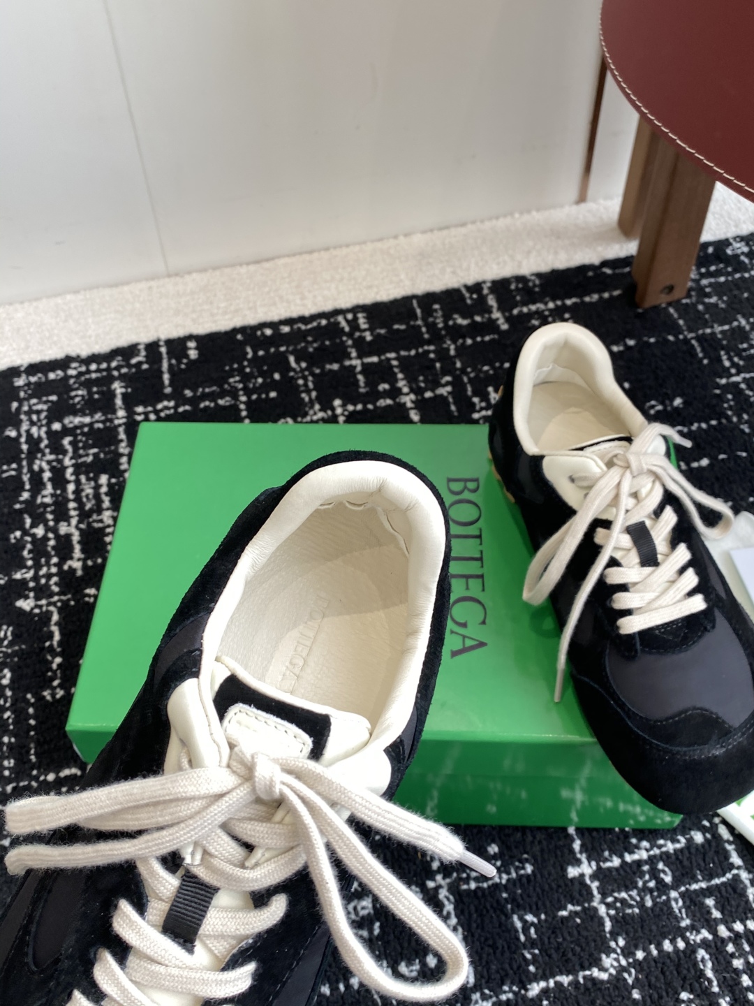 Bottega Veneta BV葆蝶家 25ss新款 阿甘鞋 德训运动鞋
Sneaker科技尼龙和绒面