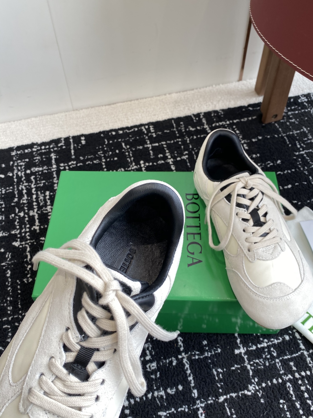 Bottega Veneta BV葆蝶家 25ss新款 阿甘鞋 德训运动鞋
Sneaker科技尼龙和绒面