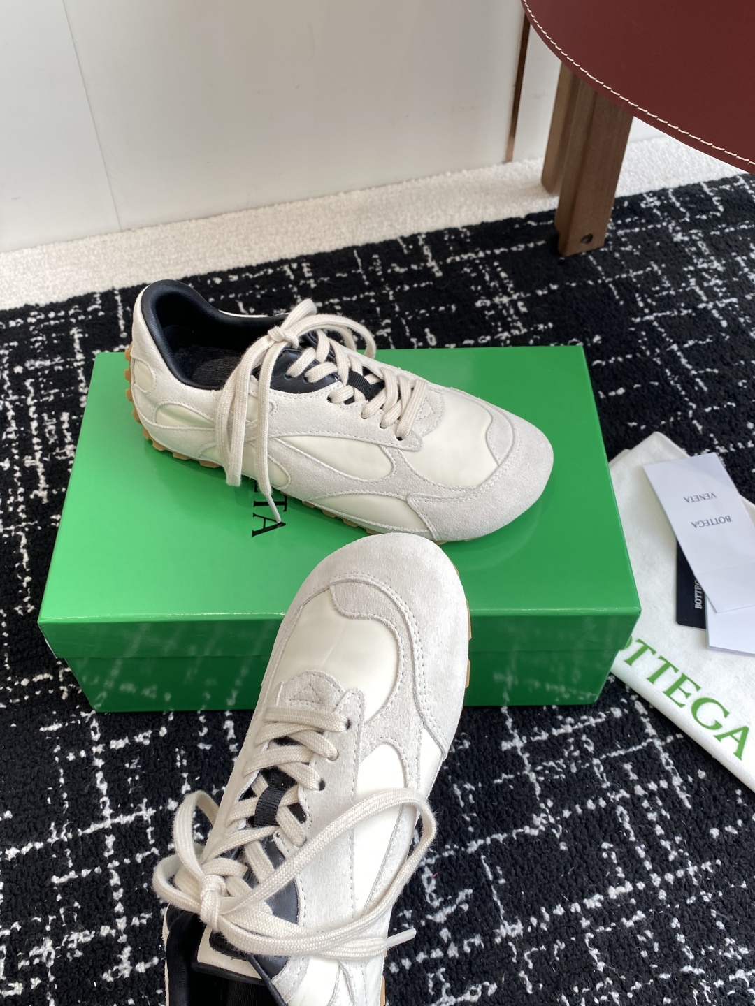 Bottega Veneta BV葆蝶家 25ss新款 阿甘鞋 德训运动鞋
Sneaker科技尼龙和绒面