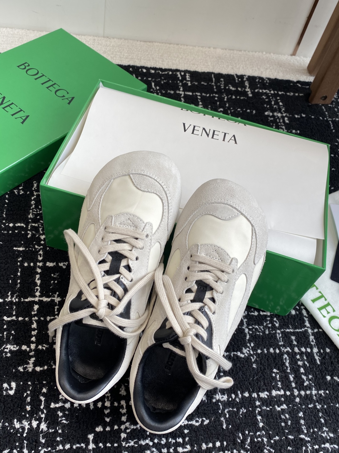 Bottega Veneta BV葆蝶家 25ss新款 阿甘鞋 德训运动鞋
Sneaker科技尼龙和绒面