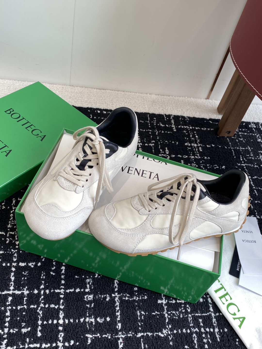 Bottega Veneta BV葆蝶家 25ss新款 阿甘鞋 德训运动鞋
Sneaker科技尼龙和绒面