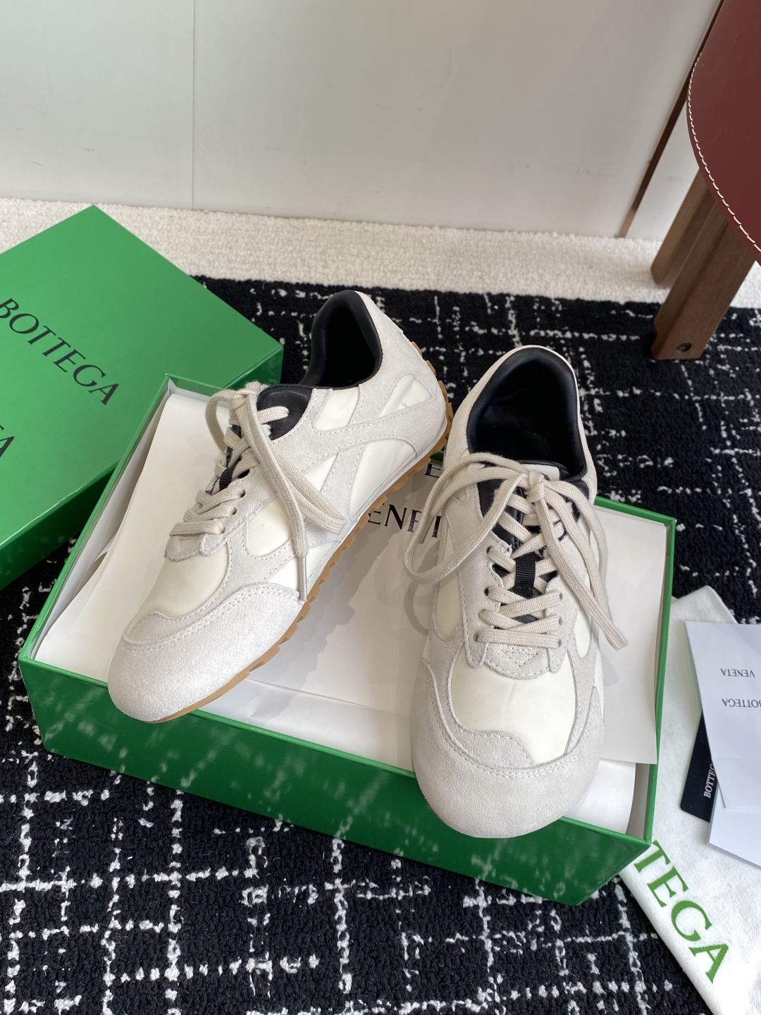 Bottega Veneta BV葆蝶家 25ss新款 阿甘鞋 德训运动鞋
Sneaker科技尼龙和绒面