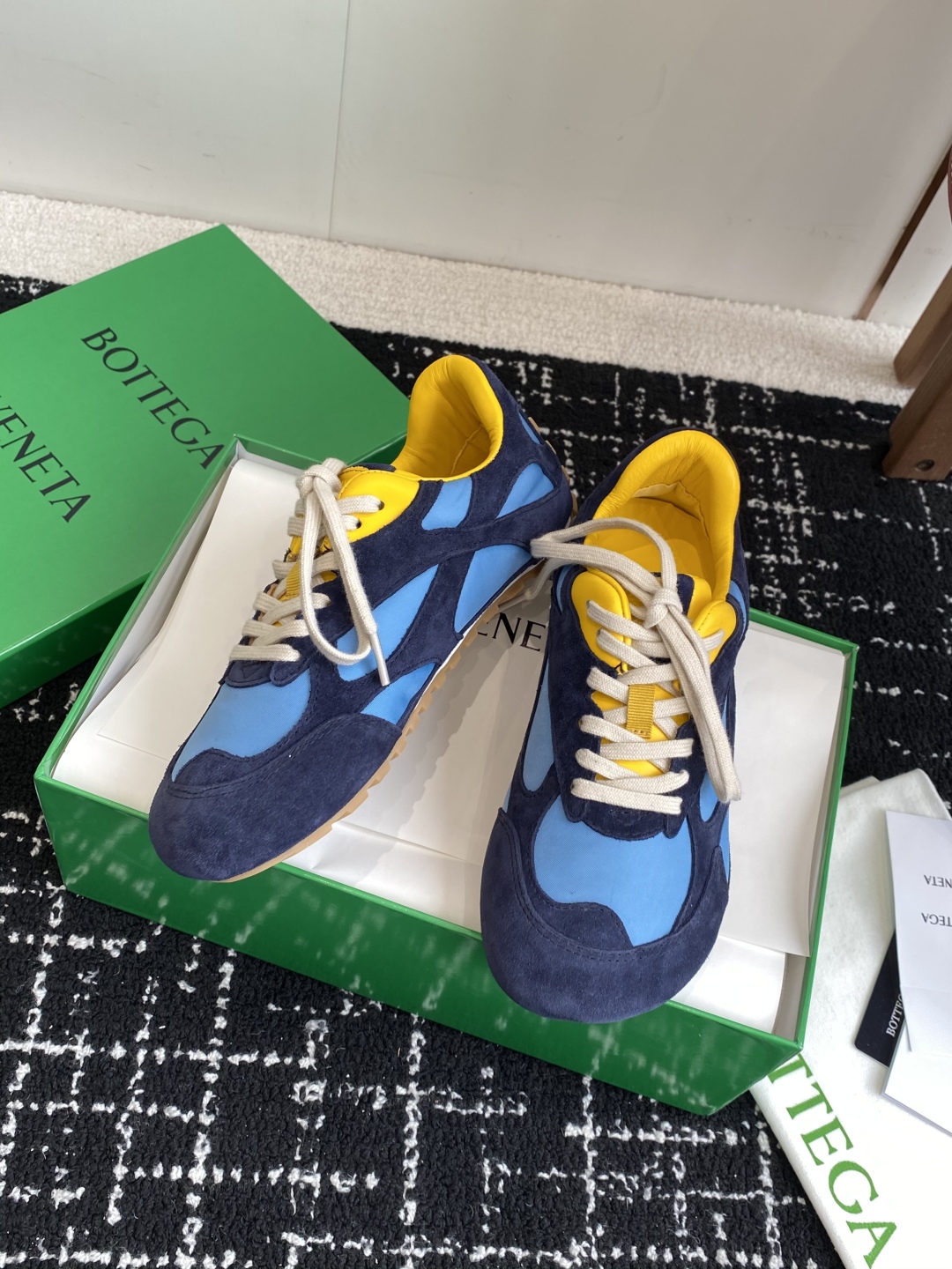 Bottega Veneta BV葆蝶家 25ss新款 阿甘鞋 德训运动鞋
Sneaker科技尼龙和绒面