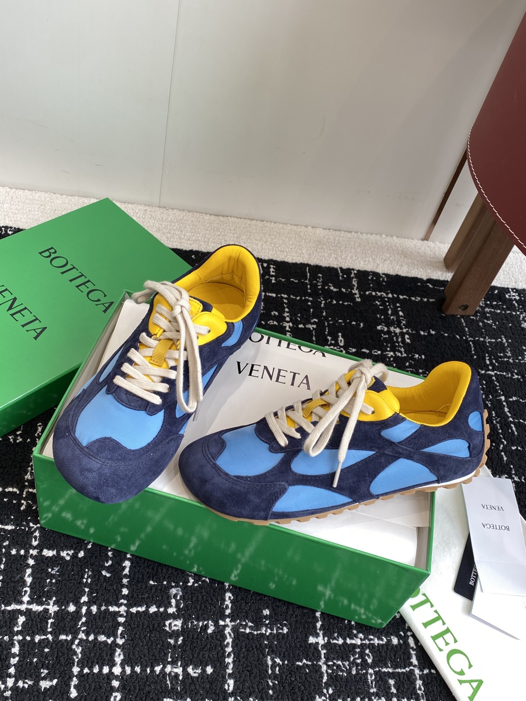 Bottega Veneta BV葆蝶家 25ss新款 阿甘鞋 德训运动鞋
Sneaker科技尼龙和绒面