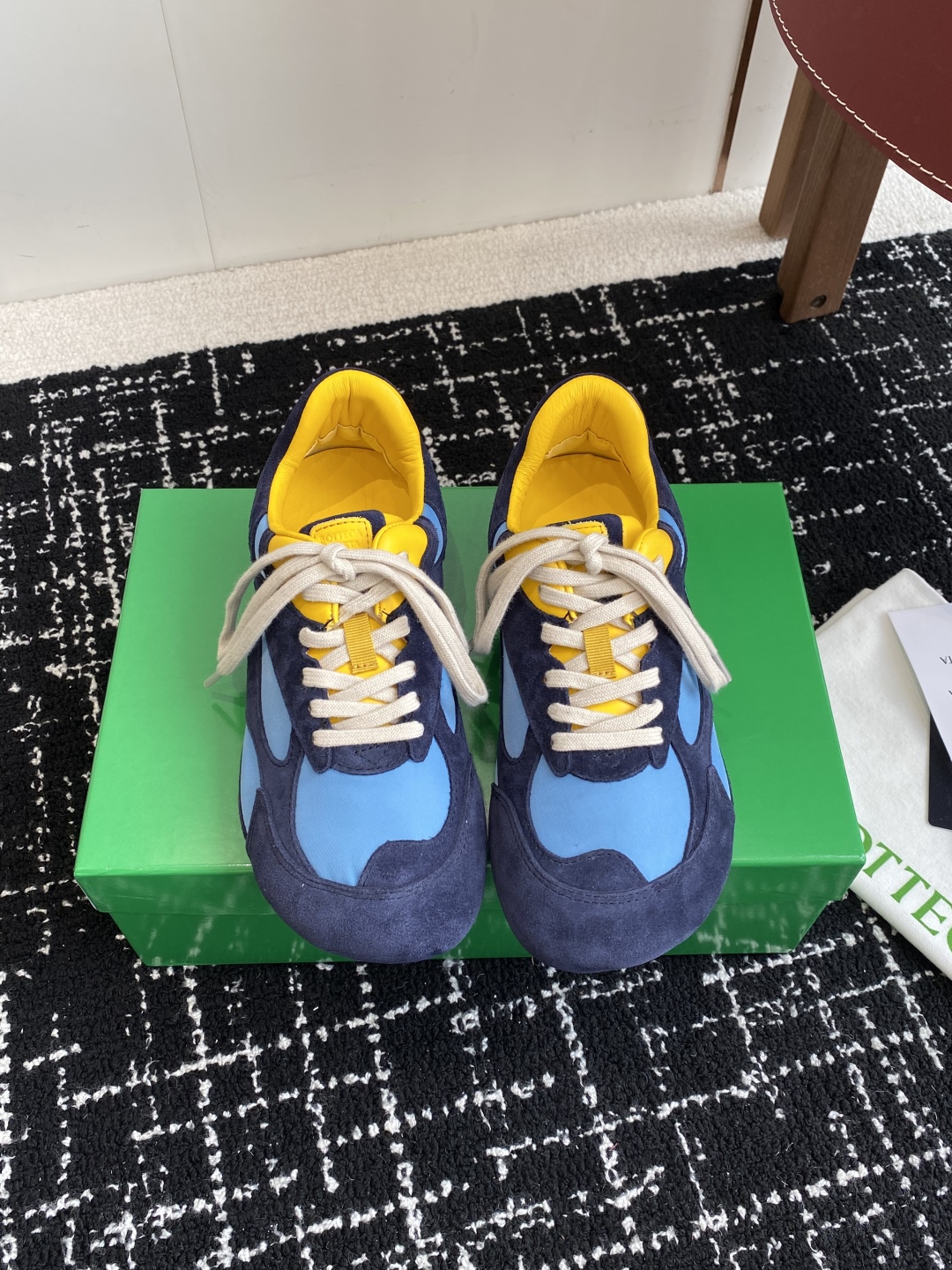Bottega Veneta BV葆蝶家 25ss新款 阿甘鞋 德训运动鞋
Sneaker科技尼龙和绒面
