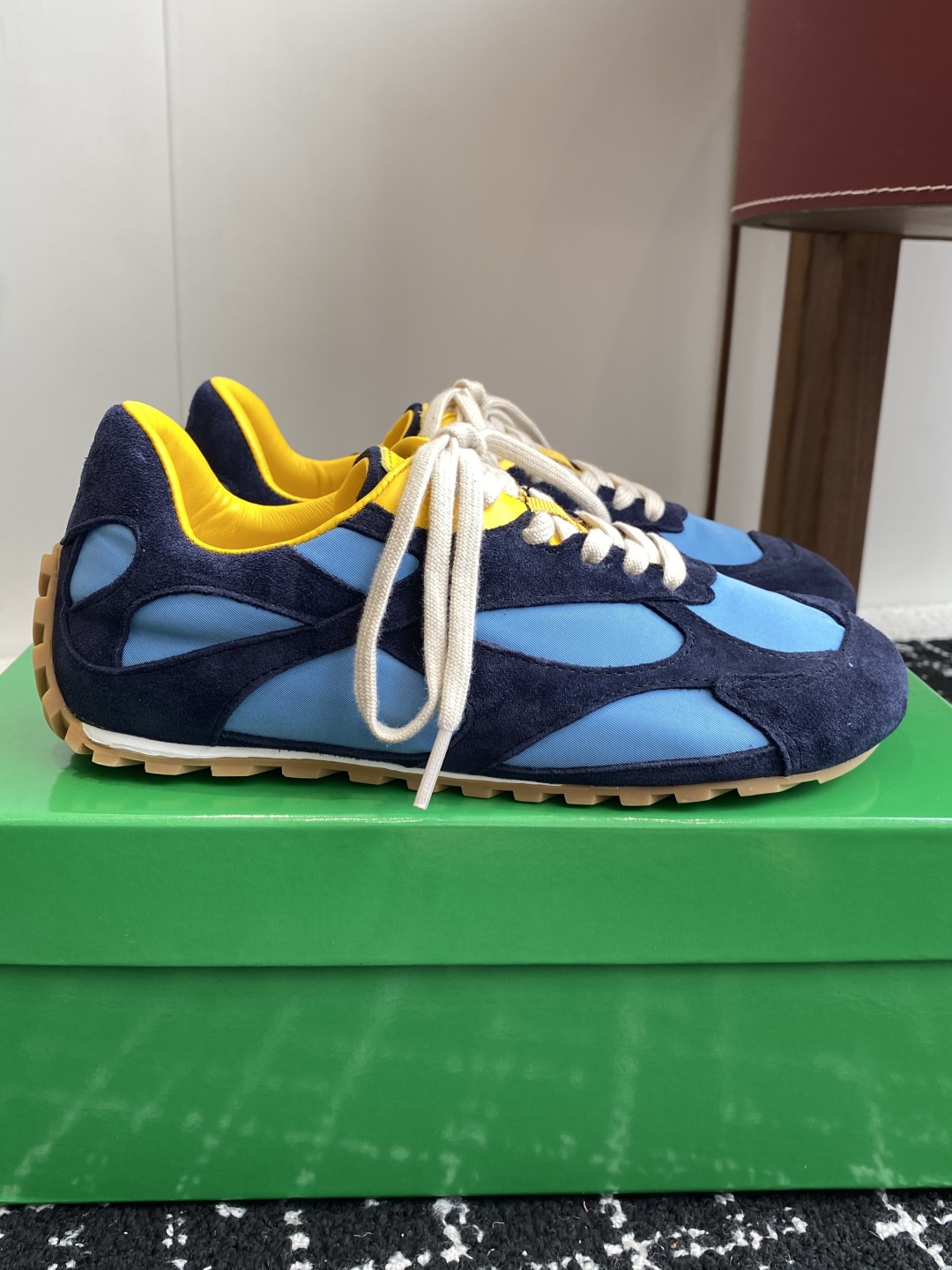 Bottega Veneta BV葆蝶家 25ss新款 阿甘鞋 德训运动鞋
Sneaker科技尼龙和绒面