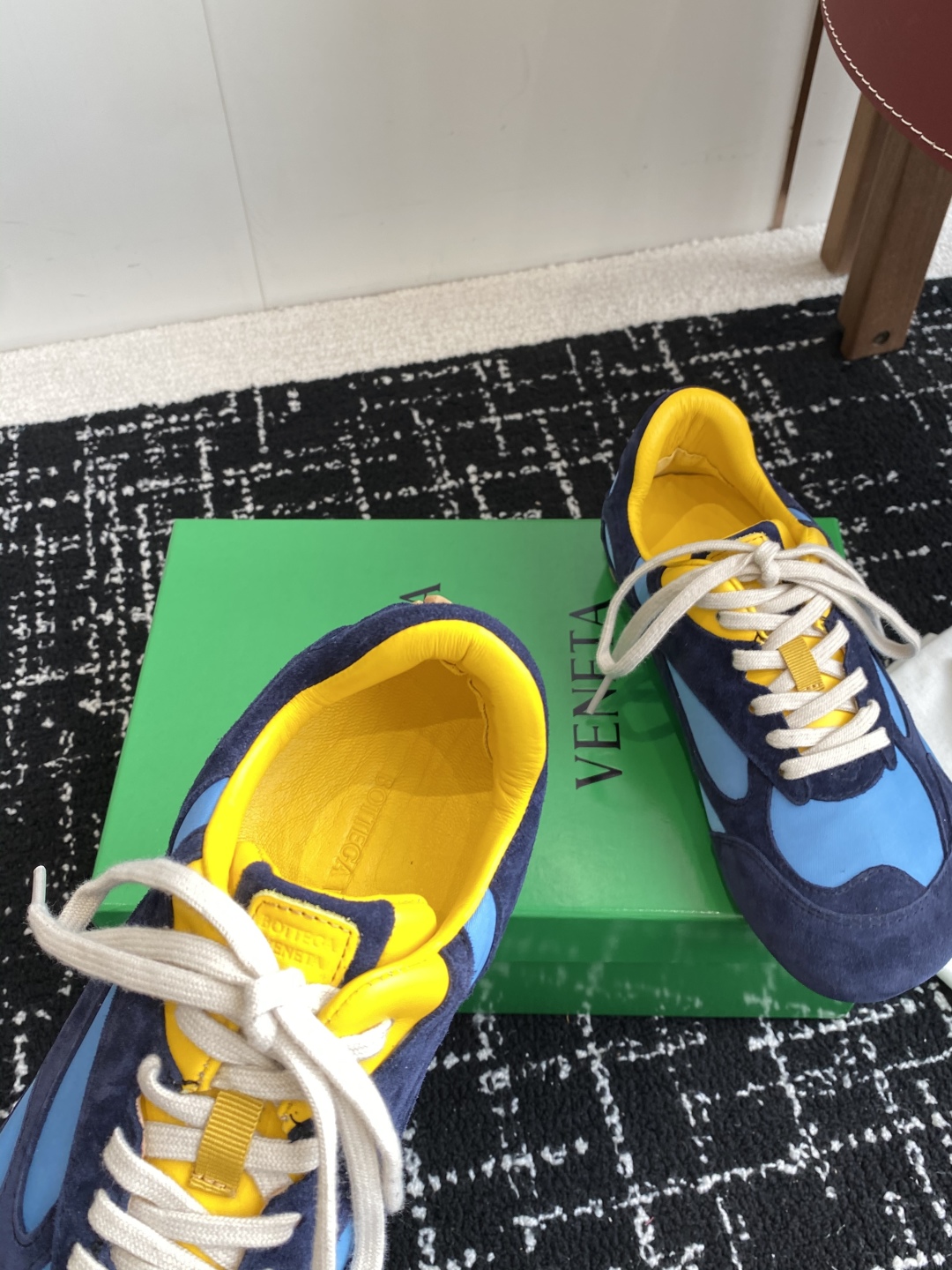 Bottega Veneta BV葆蝶家 25ss新款 阿甘鞋 德训运动鞋
Sneaker科技尼龙和绒面