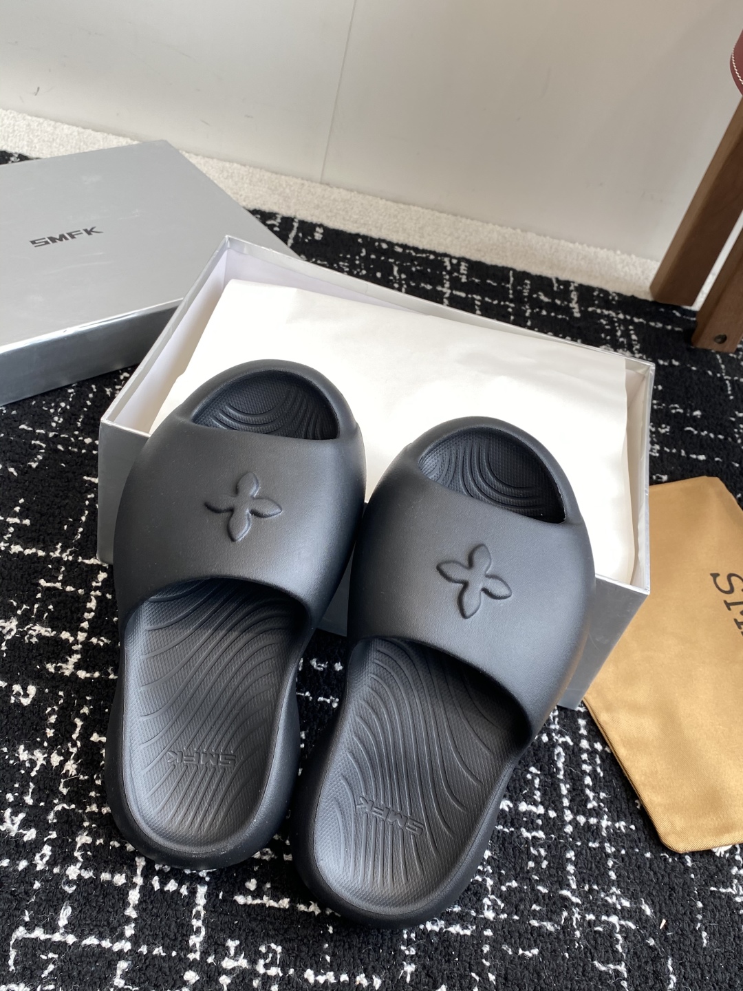 代购级Smfk  25ss 小众潮牌爆款没计感浮雕一字厚底拖鞋

爆真的是很耐看越看越喜欢！矮个子宝宝的