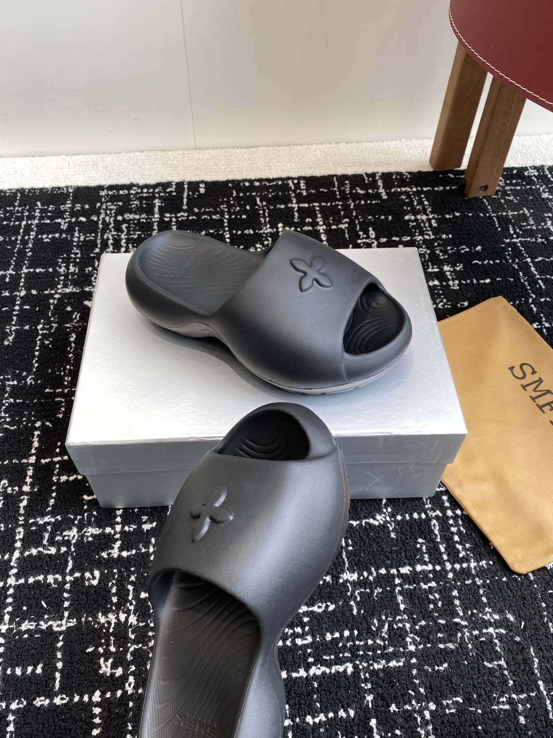 代购级Smfk  25ss 小众潮牌爆款没计感浮雕一字厚底拖鞋

爆真的是很耐看越看越喜欢！矮个子宝宝的