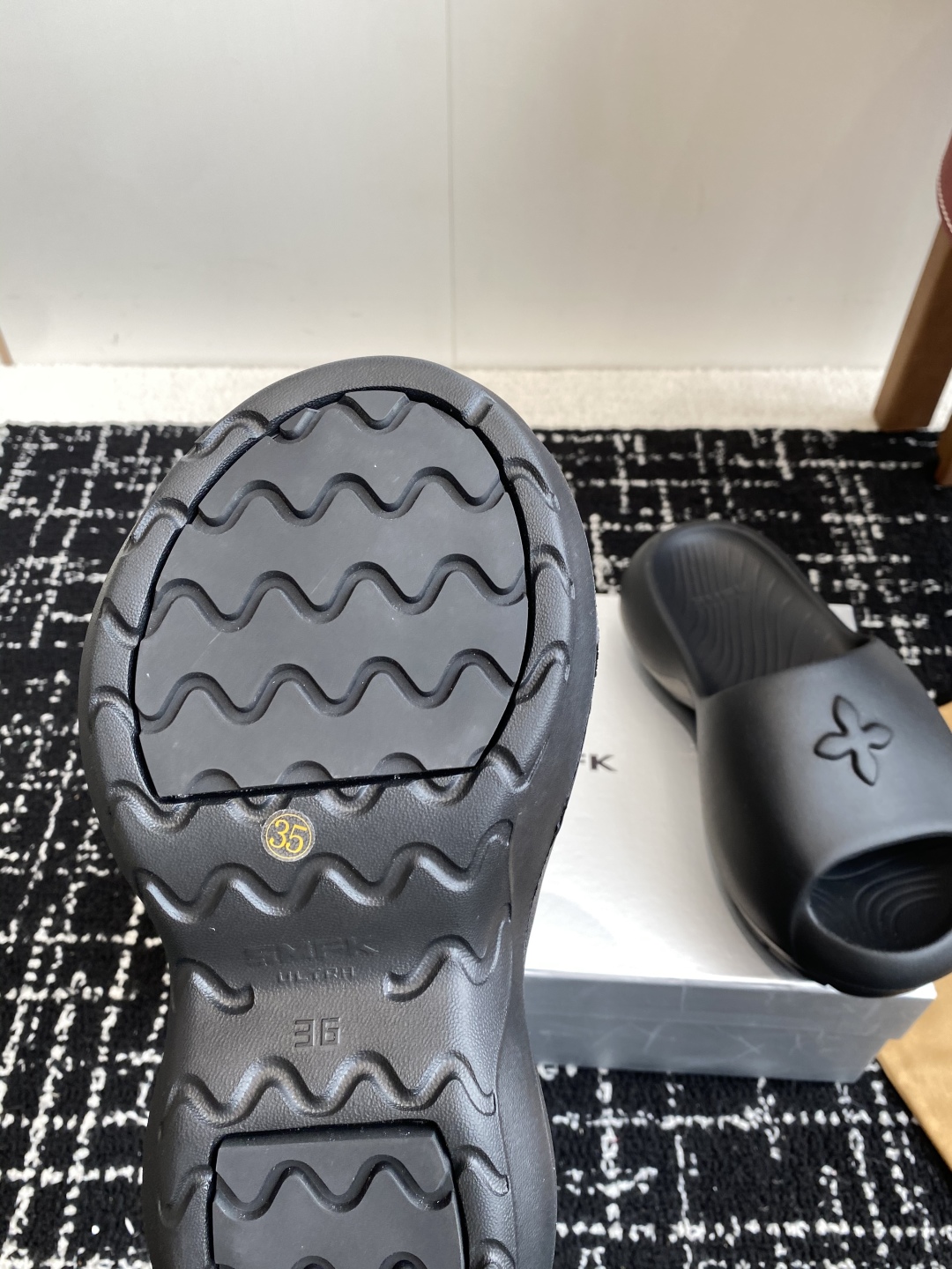 代购级Smfk  25ss 小众潮牌爆款没计感浮雕一字厚底拖鞋

爆真的是很耐看越看越喜欢！矮个子宝宝的