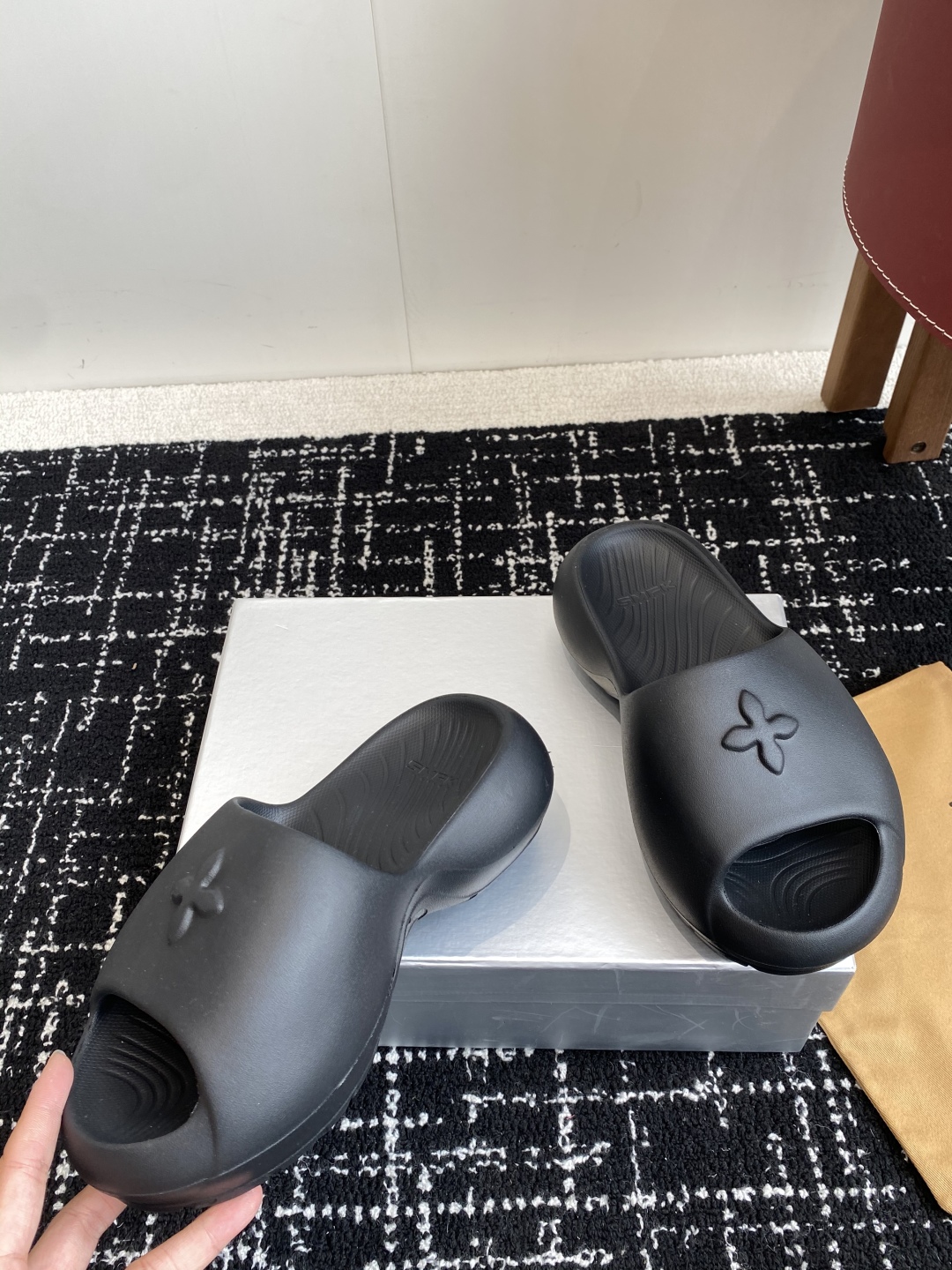 代购级Smfk  25ss 小众潮牌爆款没计感浮雕一字厚底拖鞋

爆真的是很耐看越看越喜欢！矮个子宝宝的