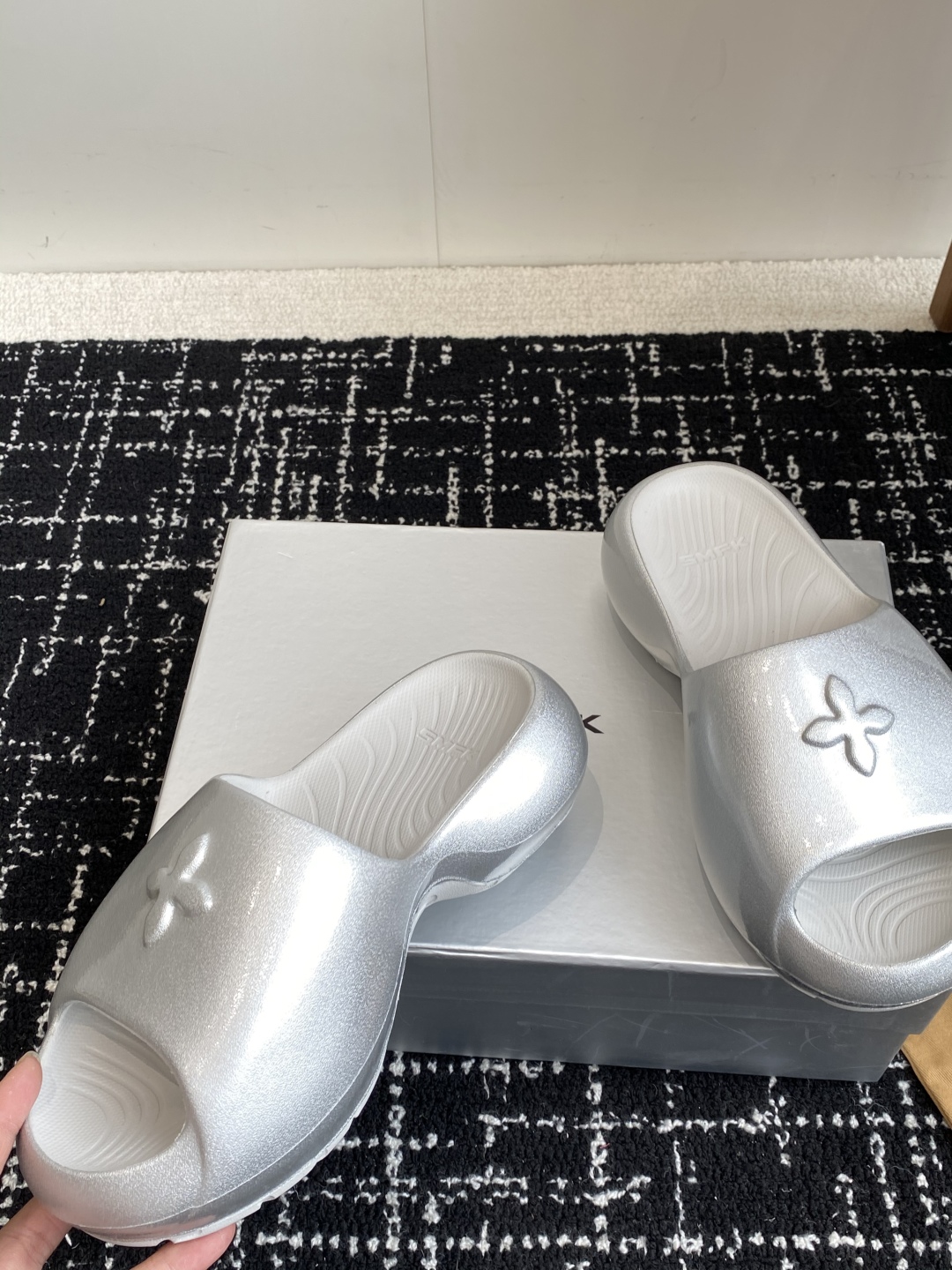 代购级Smfk  25ss 小众潮牌爆款没计感浮雕一字厚底拖鞋

爆真的是很耐看越看越喜欢！矮个子宝宝的