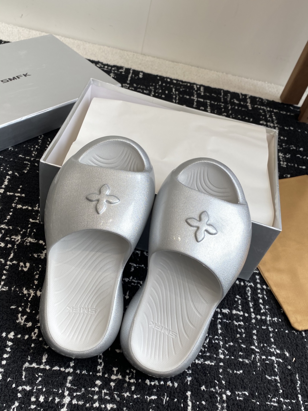 代购级Smfk  25ss 小众潮牌爆款没计感浮雕一字厚底拖鞋

爆真的是很耐看越看越喜欢！矮个子宝宝的