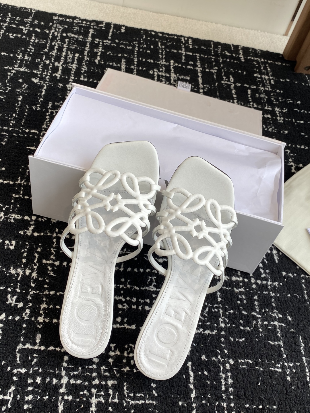 代购级
LOEWE 罗意威 25ss 春夏新品 拖鞋 疯狂种草简约设计感觉更干净优雅

让你念念不忘 颜