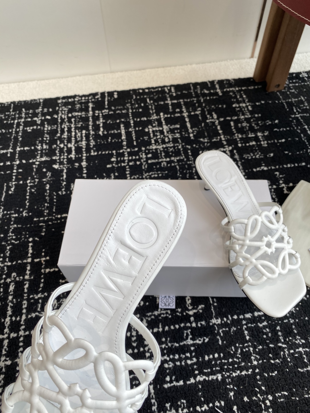 代购级
LOEWE 罗意威 25ss 春夏新品 拖鞋 疯狂种草简约设计感觉更干净优雅

让你念念不忘 颜