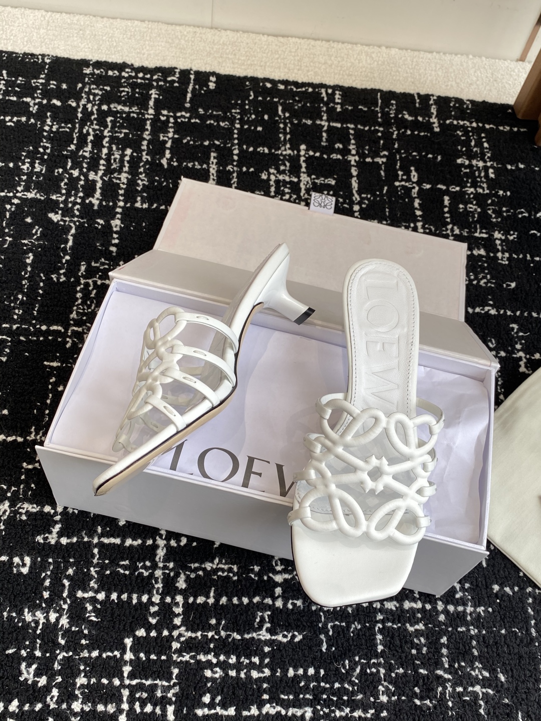 代购级
LOEWE 罗意威 25ss 春夏新品 拖鞋 疯狂种草简约设计感觉更干净优雅

让你念念不忘 颜