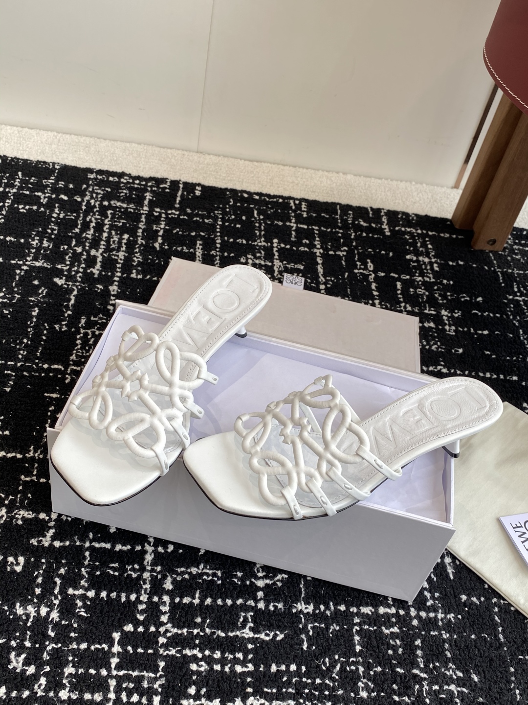 代购级
LOEWE 罗意威 25ss 春夏新品 拖鞋 疯狂种草简约设计感觉更干净优雅

让你念念不忘 颜