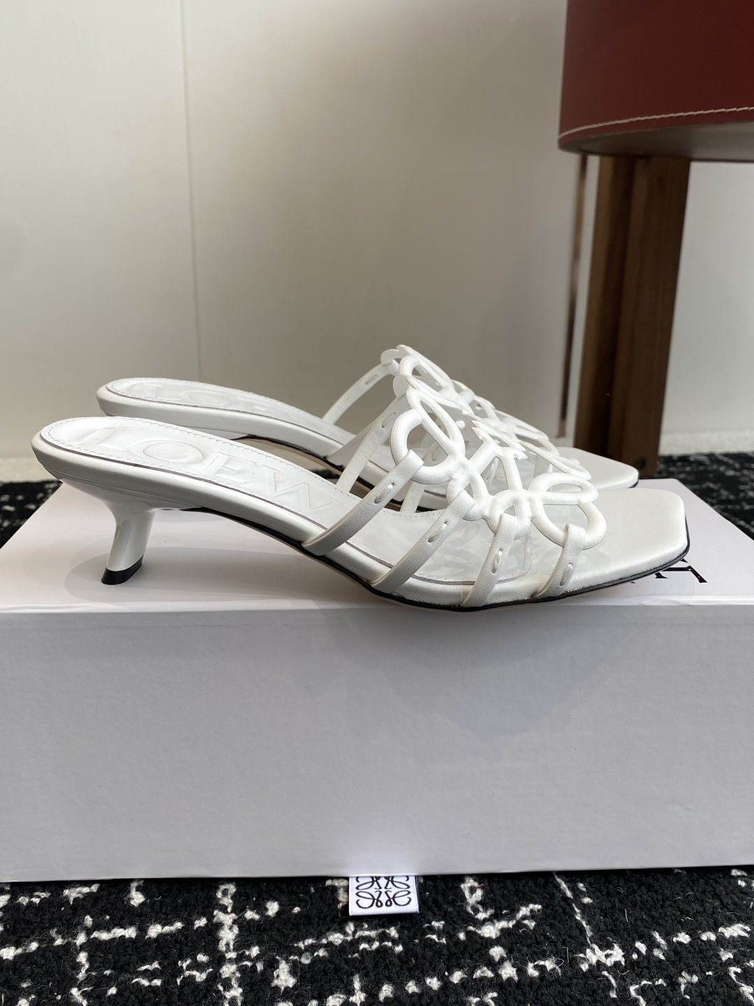 代购级
LOEWE 罗意威 25ss 春夏新品 拖鞋 疯狂种草简约设计感觉更干净优雅

让你念念不忘 颜