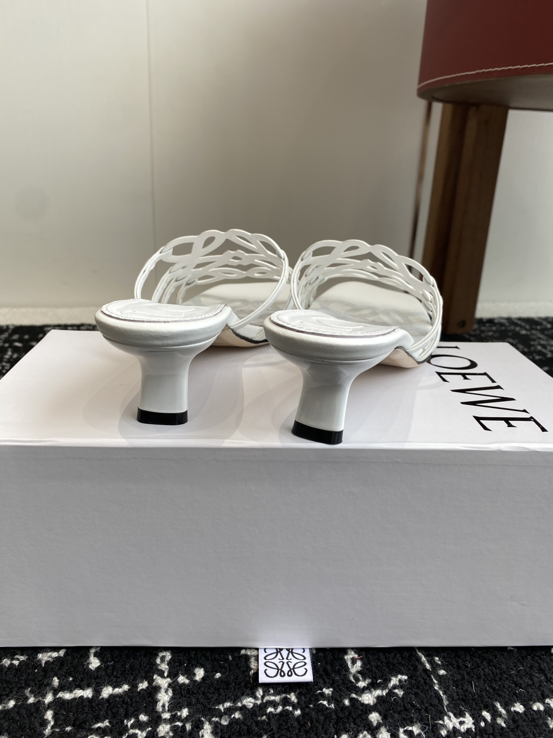 代购级
LOEWE 罗意威 25ss 春夏新品 拖鞋 疯狂种草简约设计感觉更干净优雅

让你念念不忘 颜