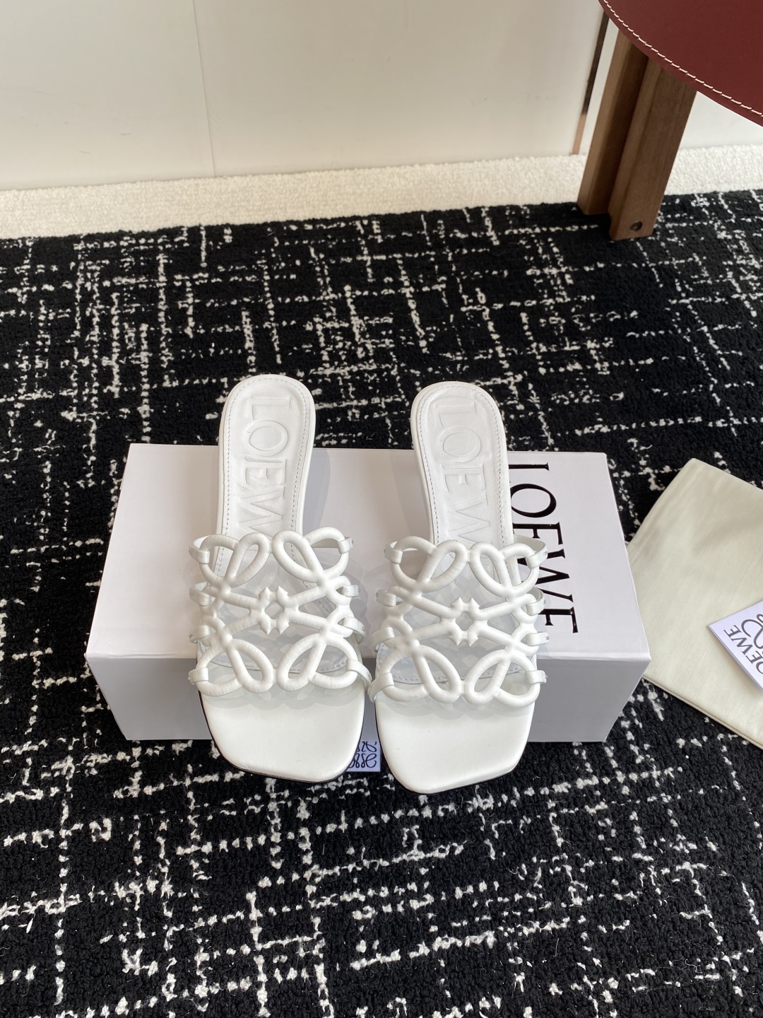 代购级
LOEWE 罗意威 25ss 春夏新品 拖鞋 疯狂种草简约设计感觉更干净优雅

让你念念不忘 颜