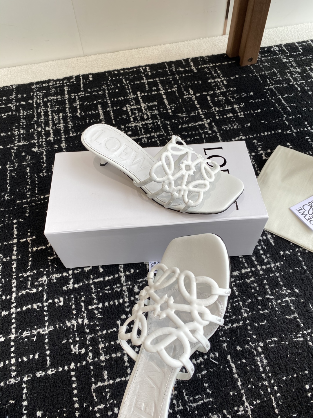 代购级
LOEWE 罗意威 25ss 春夏新品 拖鞋 疯狂种草简约设计感觉更干净优雅

让你念念不忘 颜