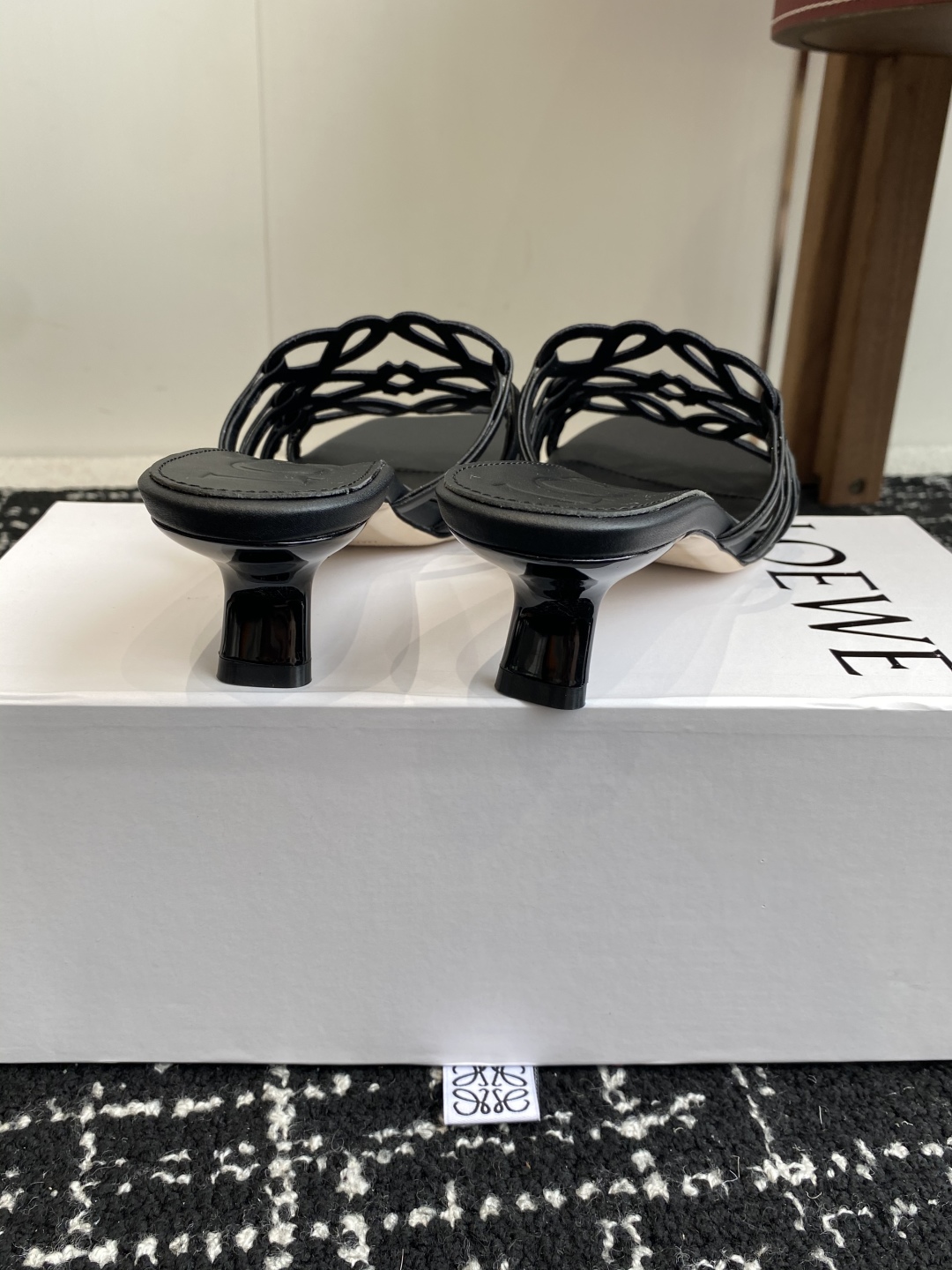 代购级
LOEWE 罗意威 25ss 春夏新品 拖鞋 疯狂种草简约设计感觉更干净优雅

让你念念不忘 颜