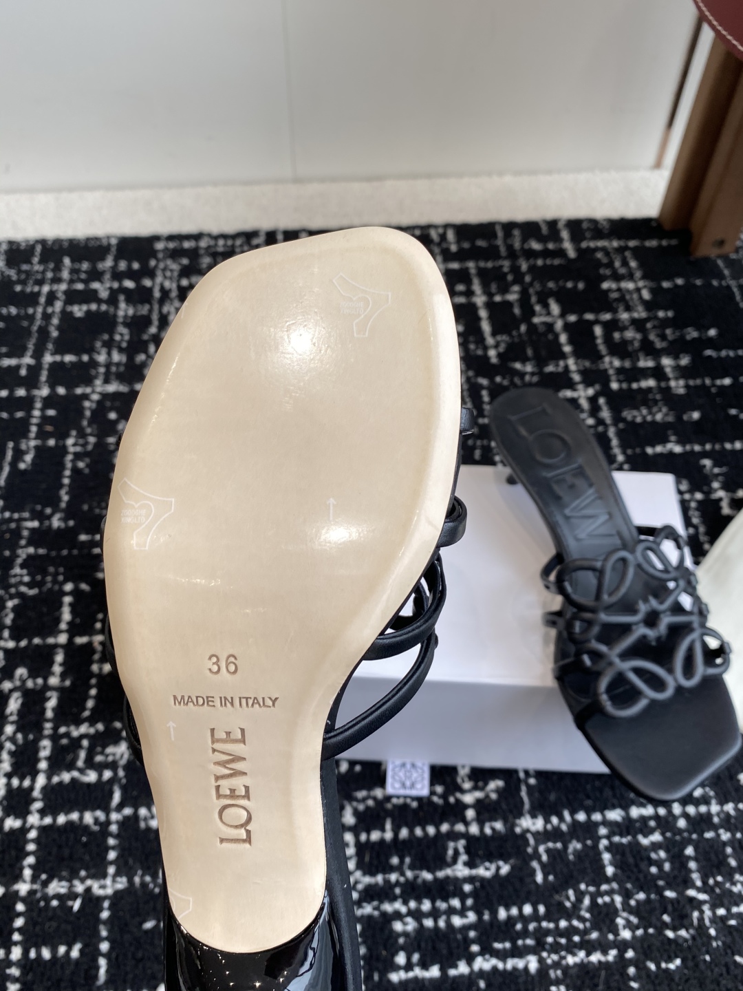 代购级
LOEWE 罗意威 25ss 春夏新品 拖鞋 疯狂种草简约设计感觉更干净优雅

让你念念不忘 颜