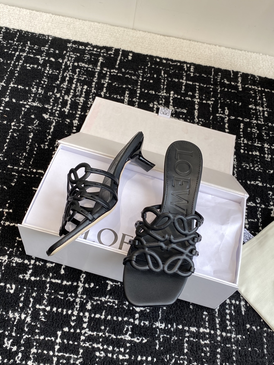 代购级
LOEWE 罗意威 25ss 春夏新品 拖鞋 疯狂种草简约设计感觉更干净优雅

让你念念不忘 颜