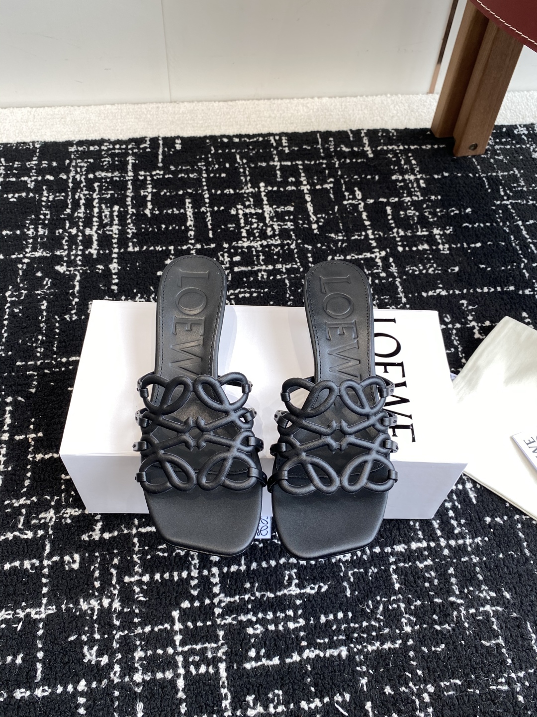 代购级
LOEWE 罗意威 25ss 春夏新品 拖鞋 疯狂种草简约设计感觉更干净优雅

让你念念不忘 颜