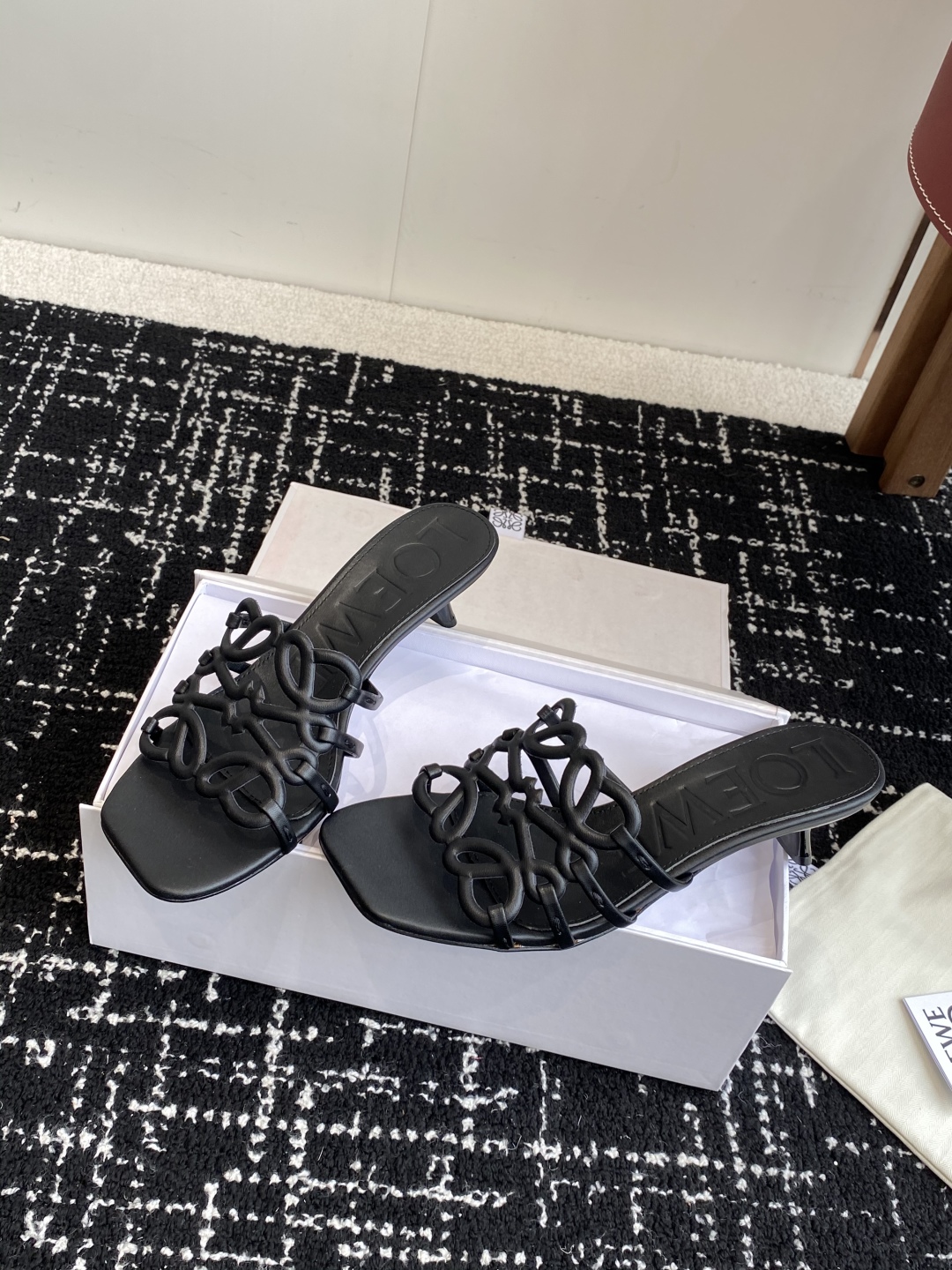 代购级
LOEWE 罗意威 25ss 春夏新品 拖鞋 疯狂种草简约设计感觉更干净优雅

让你念念不忘 颜