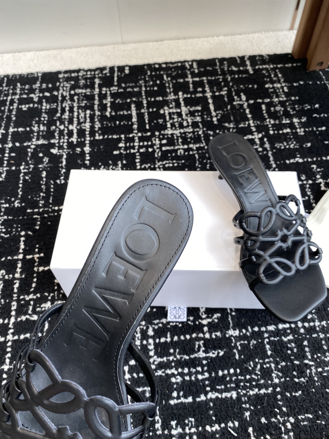 代购级
LOEWE 罗意威 25ss 春夏新品 拖鞋 疯狂种草简约设计感觉更干净优雅

让你念念不忘 颜